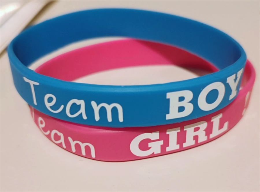 Due braccialetti in silicone, uno azzurro Team Boy e uno rosa Team Girl